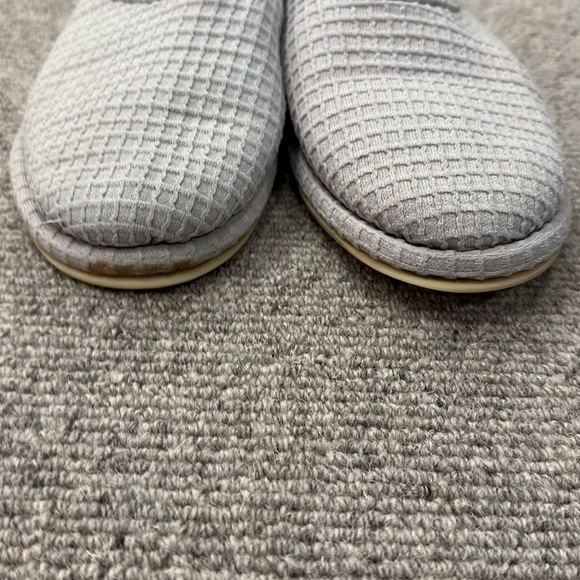 ISOTONER WOMENS GRAY SLIP-ON SLIPPERS WITH WAFFLE WEAVE UPPER AND COZY LINING - Picture 3 of 6